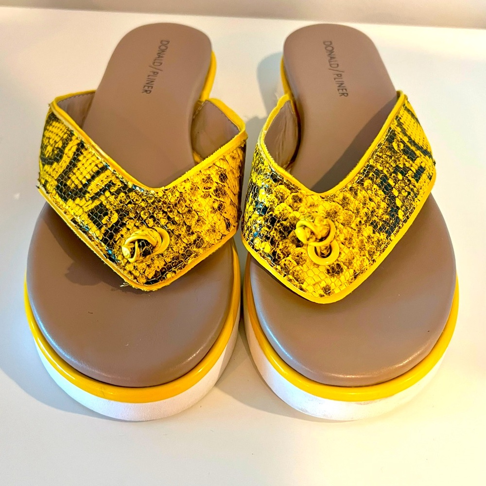 Donald Pliner platform flip flops in a yellow and black snake print size 8.5